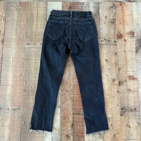 Levis Premium Curvy Straight Jeans Size 26 Black Denim - Picture 8 of 8